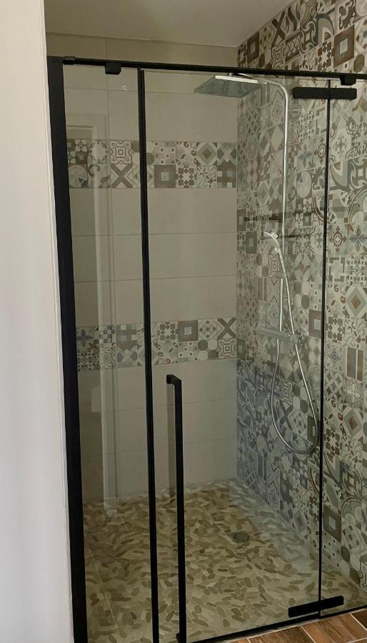 Chez La Rose Luxueuse Cottage Avec Jacuzzi Rouvres-la-Chetive Экстерьер фото