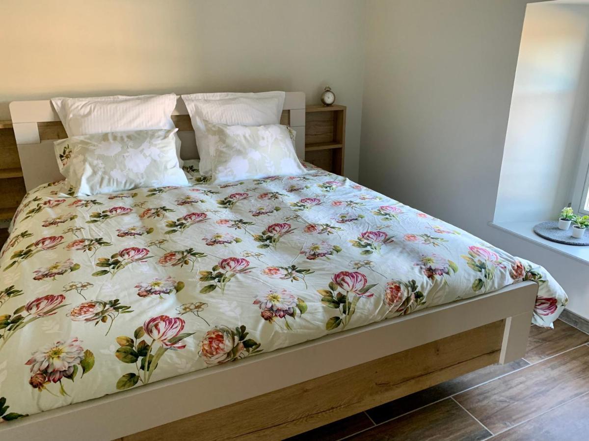 Chez La Rose Luxueuse Cottage Avec Jacuzzi Rouvres-la-Chetive Экстерьер фото