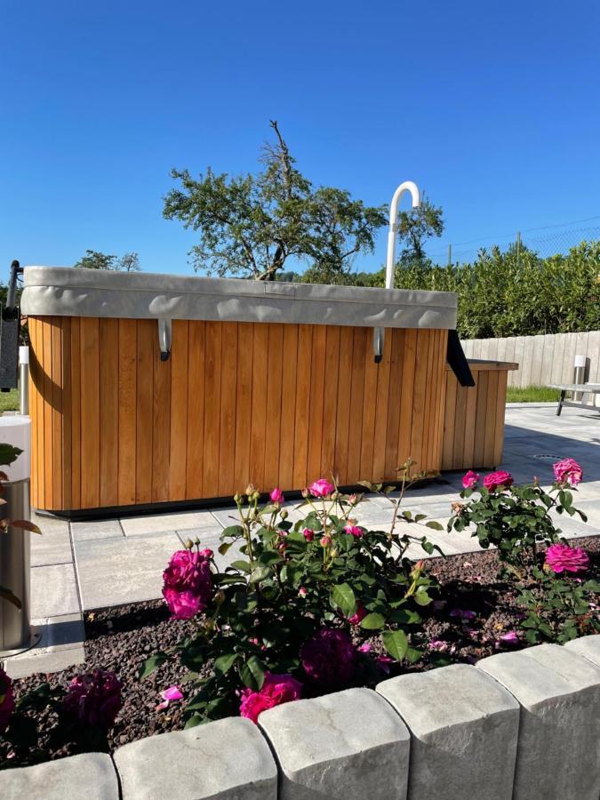 Chez La Rose Luxueuse Cottage Avec Jacuzzi Rouvres-la-Chetive Экстерьер фото